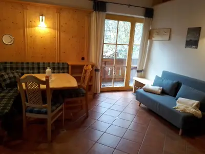 Das Wohnzimmer mit Eckbank und Sofa