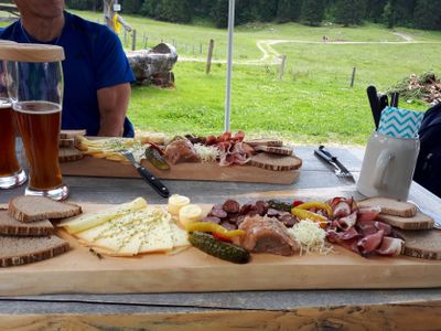 Brotzeit auf der Hemmersuppenalm