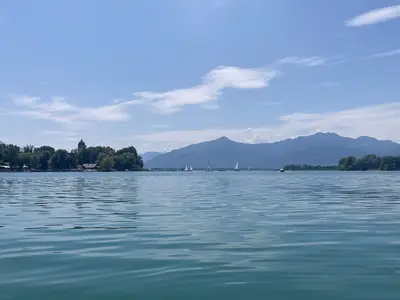 Auf dem Chiemsee mit Stand Up Paddle unterwegs; Blick Richtung Fraueninsel