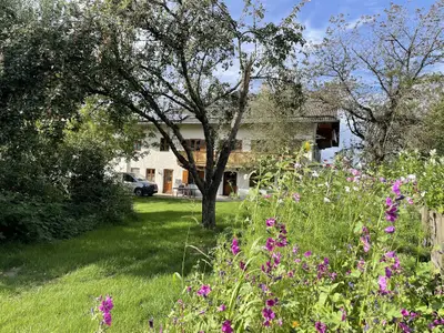 Hausansicht Süd mit Eingang zu den Wohnungen