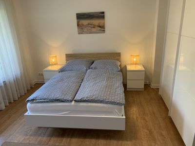 Modern eingerichtetes Doppelzimmer mit geräumigem Kleiderschrank