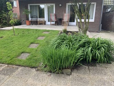 Grüner, gepflegter Garten mit Sitzmöglichkeit