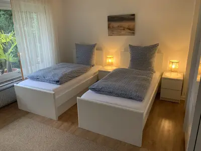 Schlafzimmer mit zwei Einzelbetten