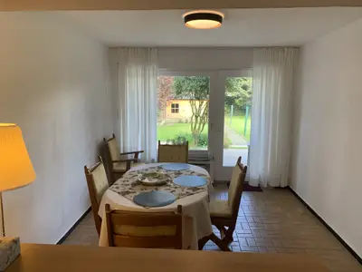 Essbereich mit Blick in den grünen Garten