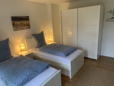 Schlafzimmer mit geräumigem Kleiderschrank