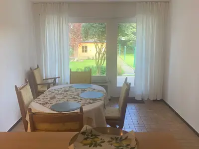 Schöner Essbereich mit Blick ins Freie