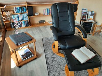 Lese- und Infoecke mit Relaxsessel