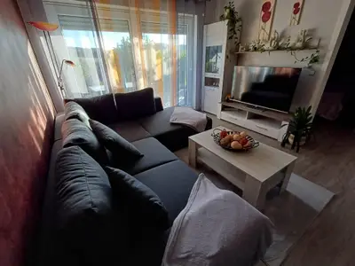 Wohnbereich mit Zugang zum Schlafzimmer