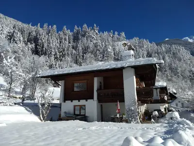 Hausansicht im Winter