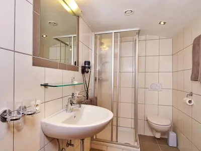 Badezimmer mit Dusche und WC Zirbe