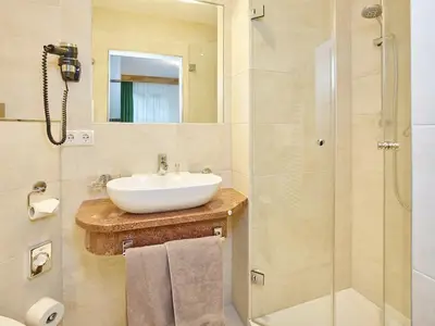 Badezimmer mit Dusche und WC