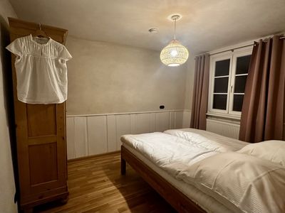 Schlafzimmer (2) mit Doppelbett und mit Kleiderschrank