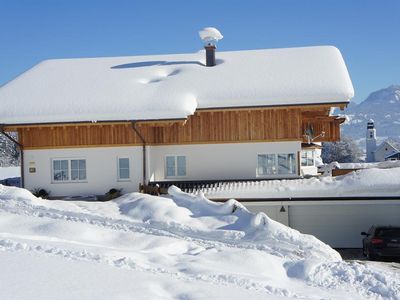 Tiefverschneit und blauer Himmel, Winter im Allgäu