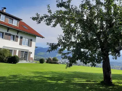 Hauseck mit Apfelbaum