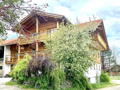 Hausansicht im Frühling