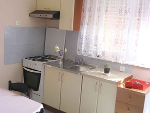 23774262-Ferienwohnung-3-Okrug Donji-300x225-4