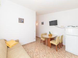 23740161-Ferienwohnung-4-Okrug Donji-300x225-3