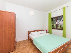 23740162-Ferienwohnung-6-Okrug Donji-300x225-3