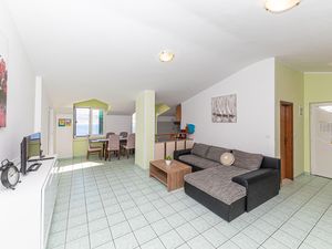 23747606-Ferienwohnung-8-Okrug Donji-300x225-3