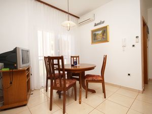 18323433-Ferienwohnung-4-Okrug Donji-300x225-1