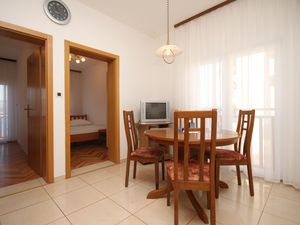 18323433-Ferienwohnung-4-Okrug Donji-300x225-2