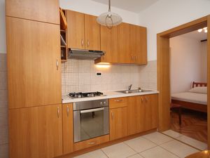 18323433-Ferienwohnung-4-Okrug Donji-300x225-4