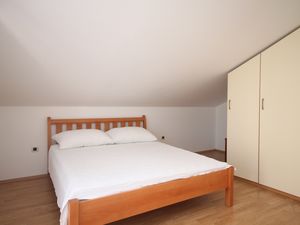 18323669-Ferienwohnung-2-Okrug Donji-300x225-5