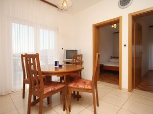 18322438-Ferienwohnung-4-Okrug Donji-300x225-1