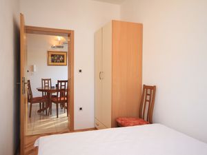 18322438-Ferienwohnung-4-Okrug Donji-300x225-5