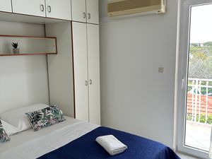 18693287-Ferienwohnung-4-Okrug Donji-300x225-5