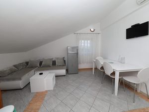 18688550-Ferienwohnung-4-Okrug Donji-300x225-1