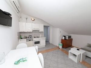 18688550-Ferienwohnung-4-Okrug Donji-300x225-2