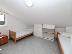 18688550-Ferienwohnung-4-Okrug Donji-300x225-4