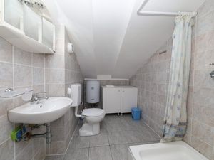 18688550-Ferienwohnung-4-Okrug Donji-300x225-5