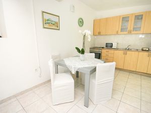 19305385-Ferienwohnung-4-Okrug Donji-300x225-2