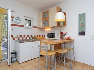 21666595-Ferienwohnung-3-Okrug Donji-300x225-5