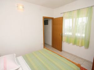 23929615-Ferienwohnung-4-Okrug Donji-300x225-5