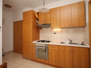 23930432-Ferienwohnung-4-Okrug Donji-300x225-3