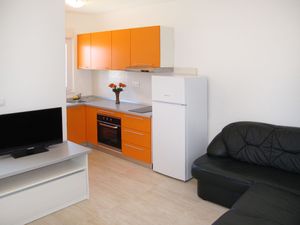 23849041-Ferienwohnung-4-Okrug Donji-300x225-4