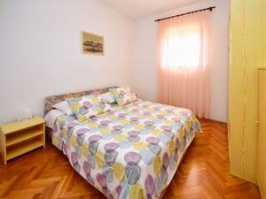 23837872-Ferienwohnung-5-Okrug Donji-300x225-1