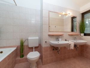 23840077-Ferienwohnung-4-Okrug Donji-300x225-1