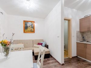 24058195-Ferienwohnung-3-Okrug Donji-300x225-1