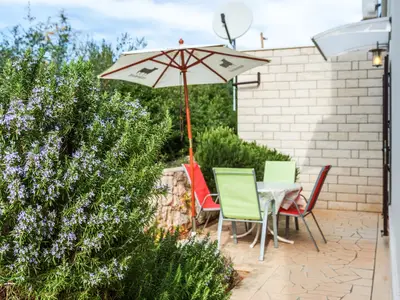 Terrasse. mit Gartensitzgarnitur