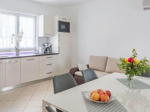 23542737-Ferienwohnung-4-Okrug Gornji-300x225-4