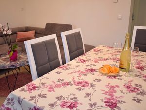 22490165-Ferienwohnung-4-Okrug Gornji-300x225-4