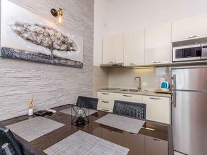 23977462-Ferienwohnung-4-Okrug Gornji-300x225-5