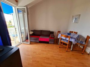 23989367-Ferienwohnung-4-Okrug Gornji-300x225-5