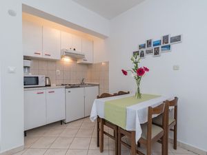 22452031-Ferienwohnung-4-Okrug Gornji-300x225-2