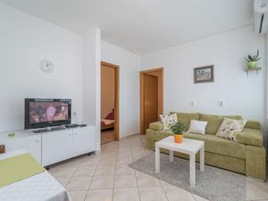 22452031-Ferienwohnung-4-Okrug Gornji-300x225-3