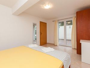 22444025-Ferienwohnung-4-Okrug Gornji-300x225-4